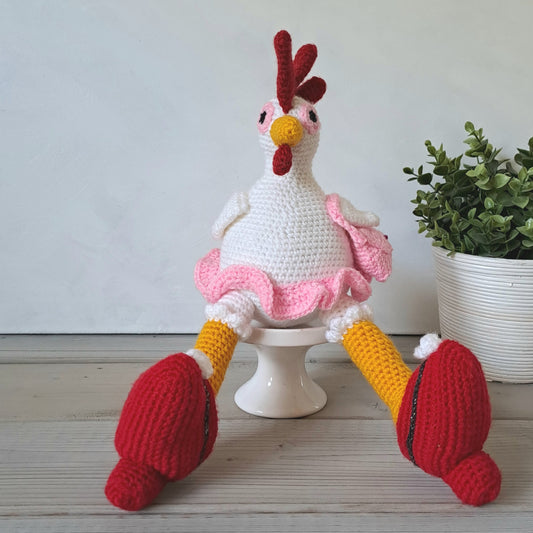 Kip met pumps en handtas