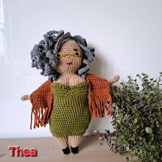 Curvy girl Thea