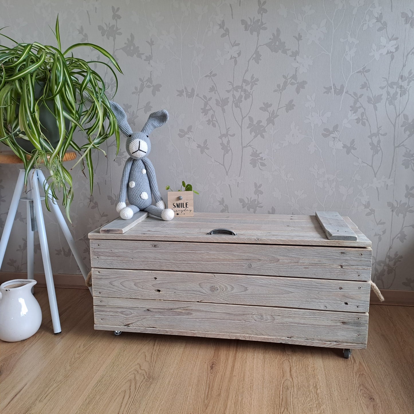 Stoere houten opbergkist op wielen whitewash