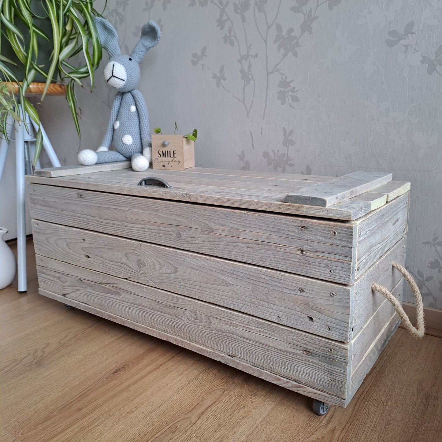 Stoere houten opbergkist op wielen whitewash