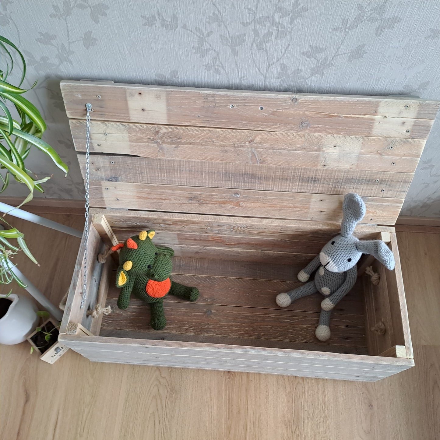 Stoere houten opbergkist op wielen whitewash