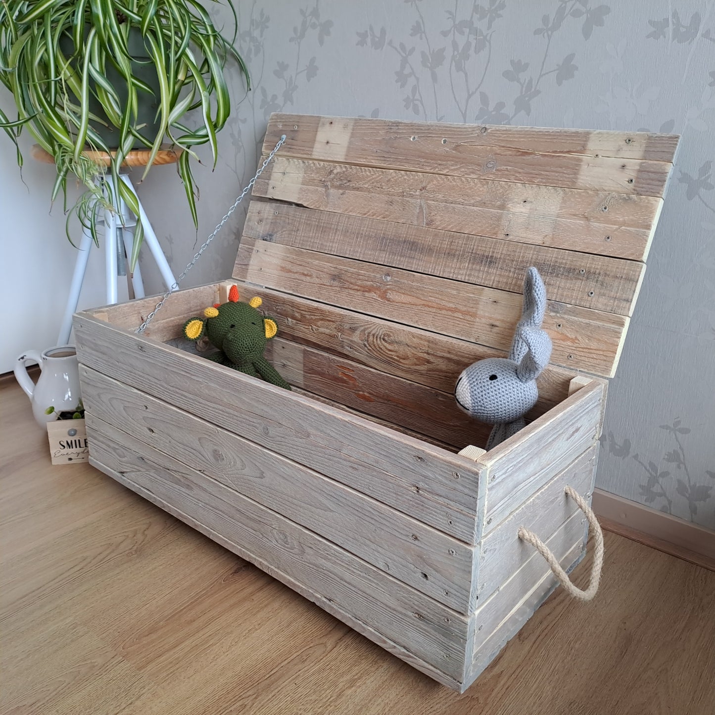 Stoere houten opbergkist op wielen whitewash