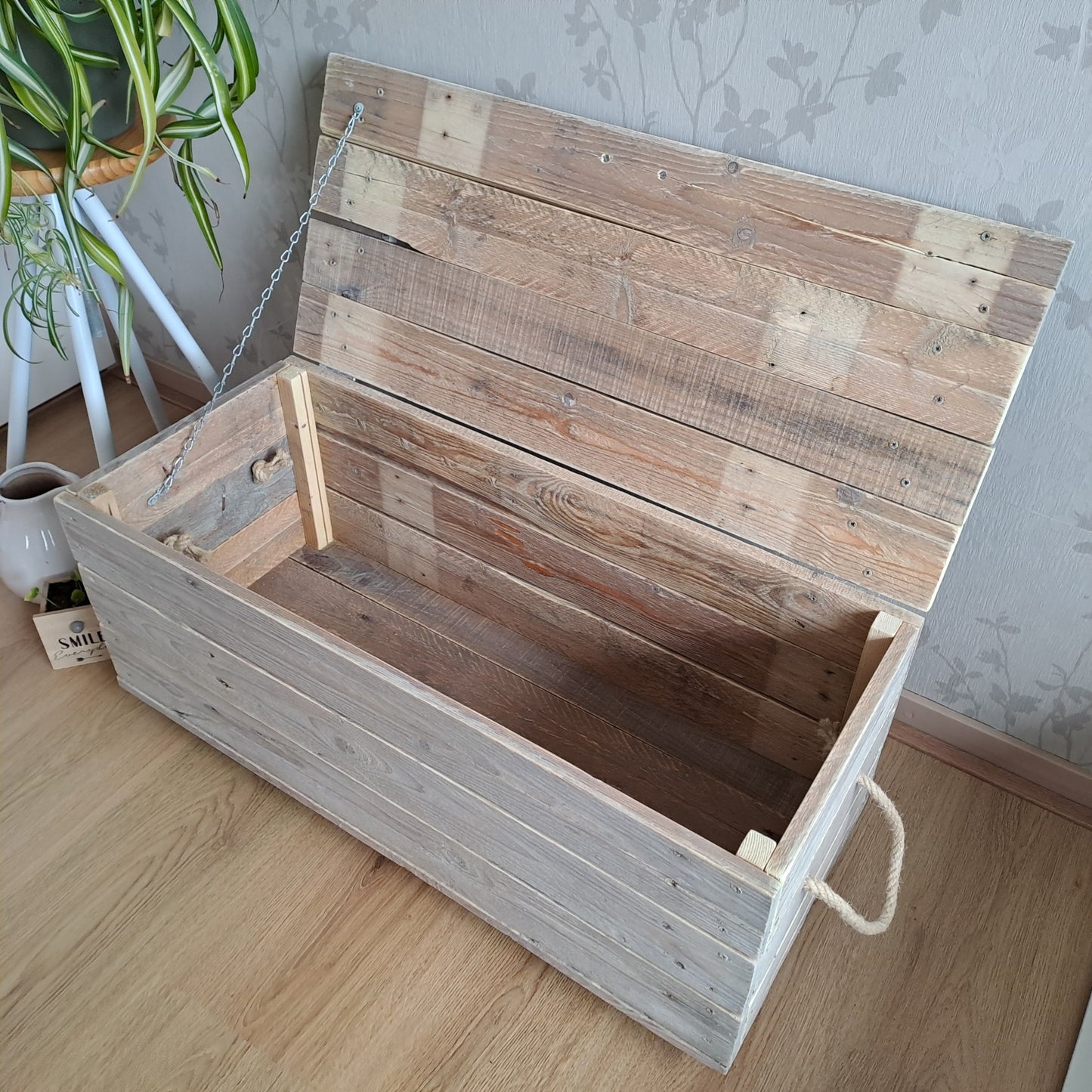 Stoere houten opbergkist op wielen whitewash