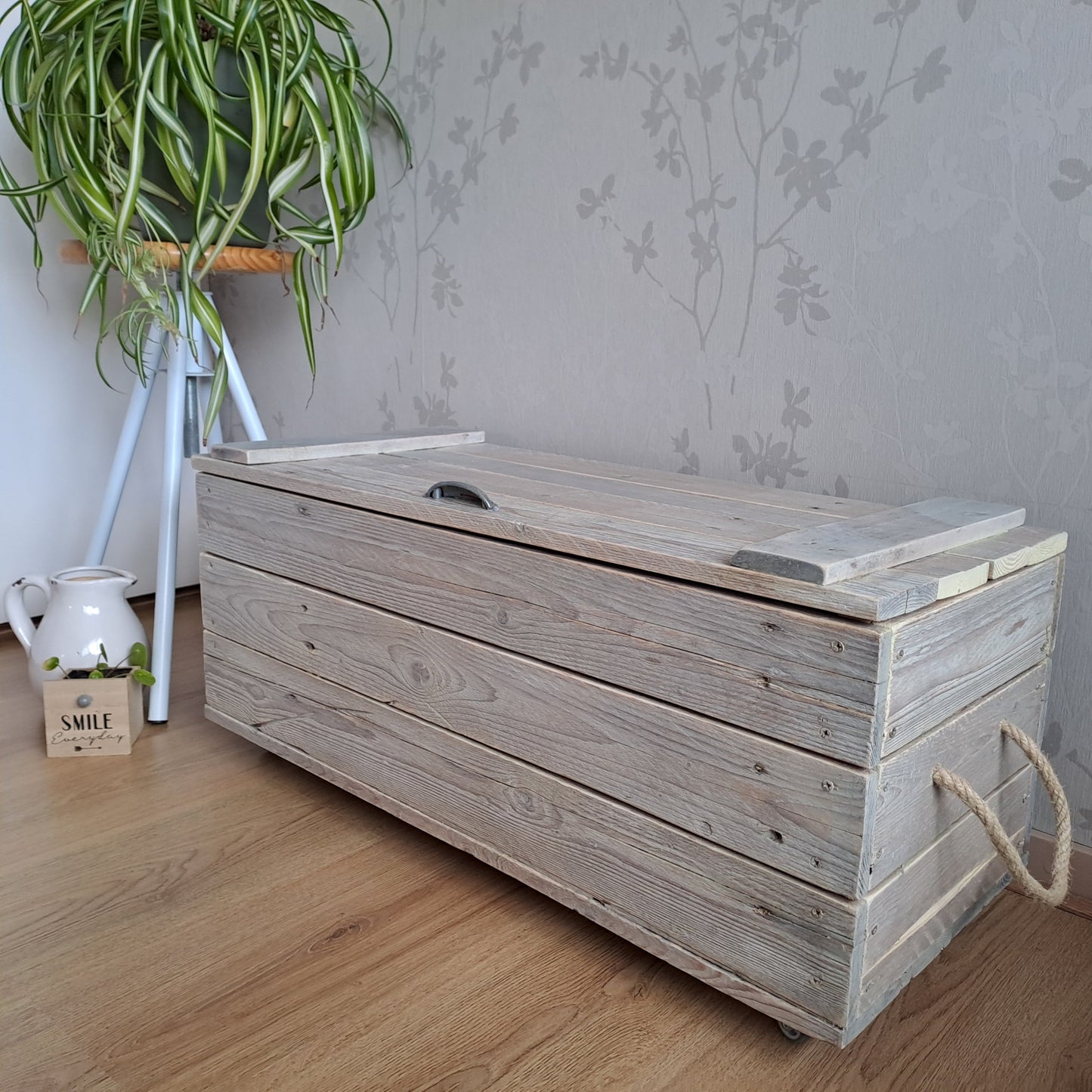 Stoere houten opbergkist op wielen whitewash