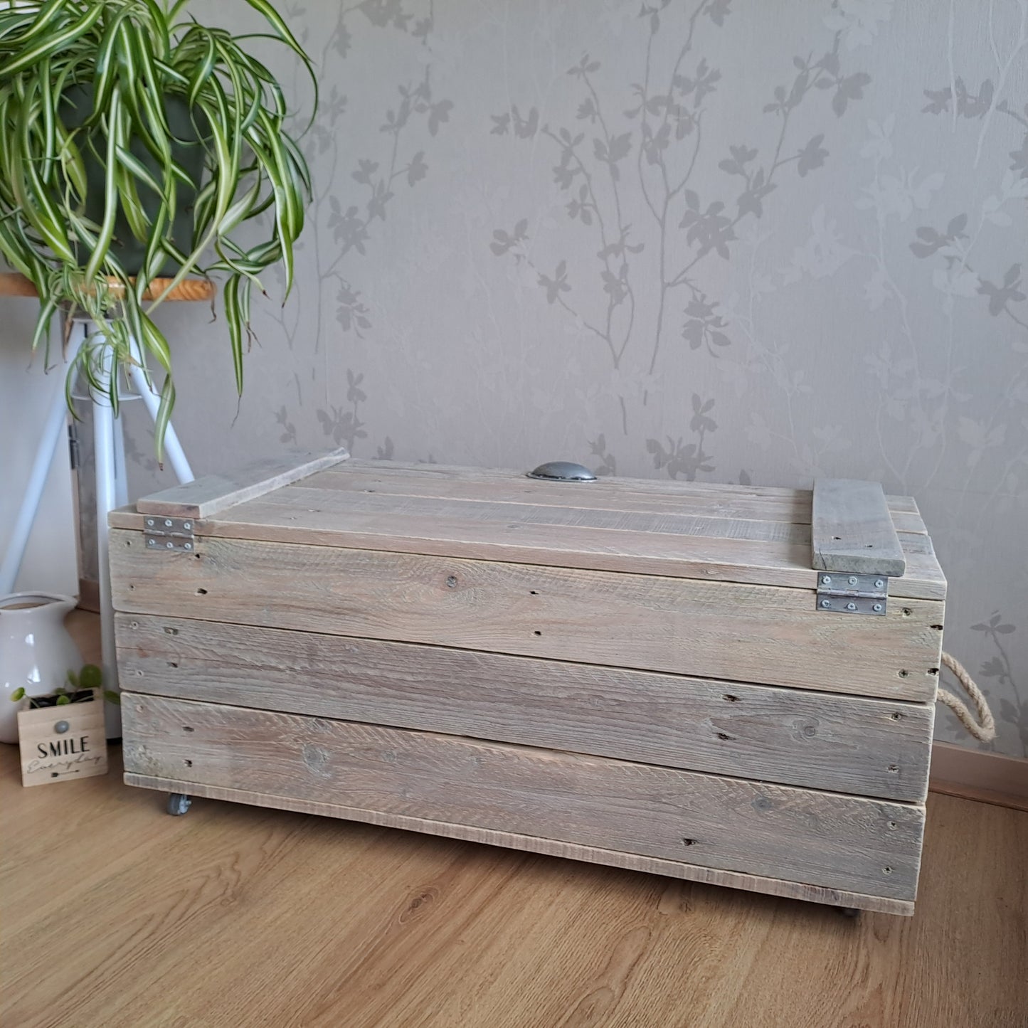 Stoere houten opbergkist op wielen whitewash