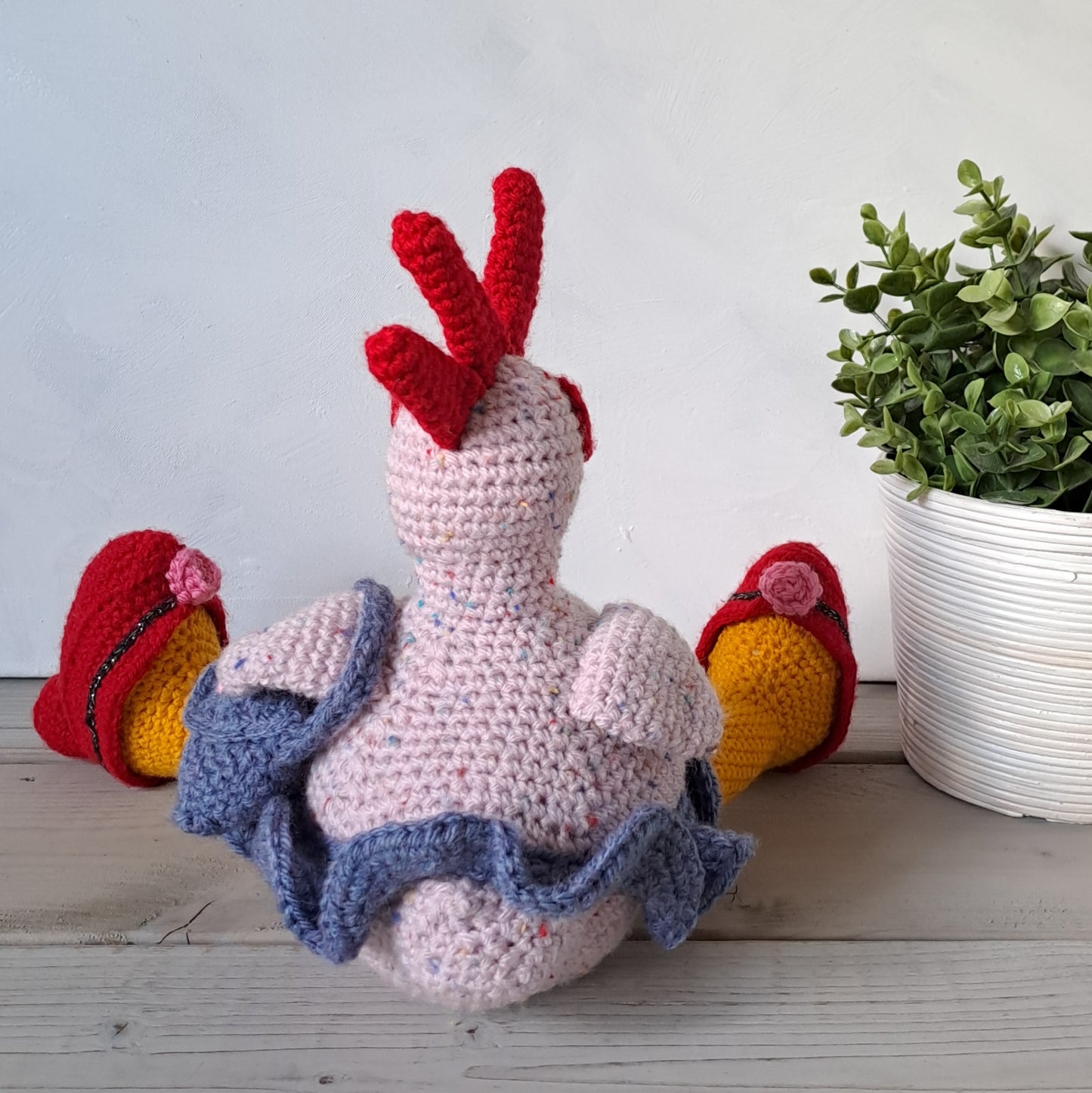 Kip met pumps en handtas