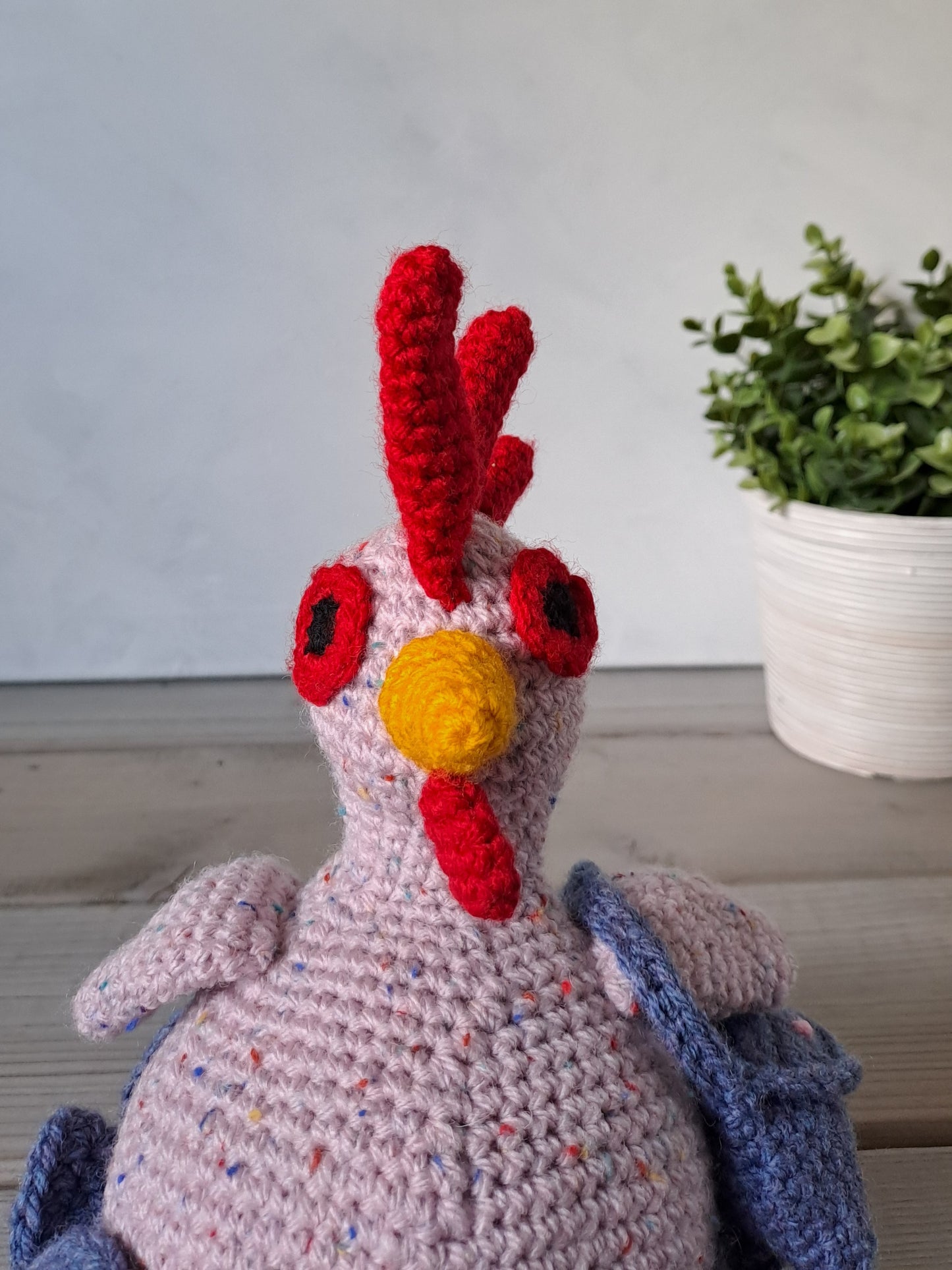 Kip met pumps en handtas