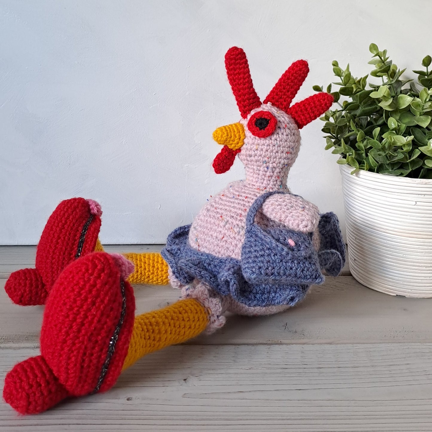 Kip met pumps en handtas