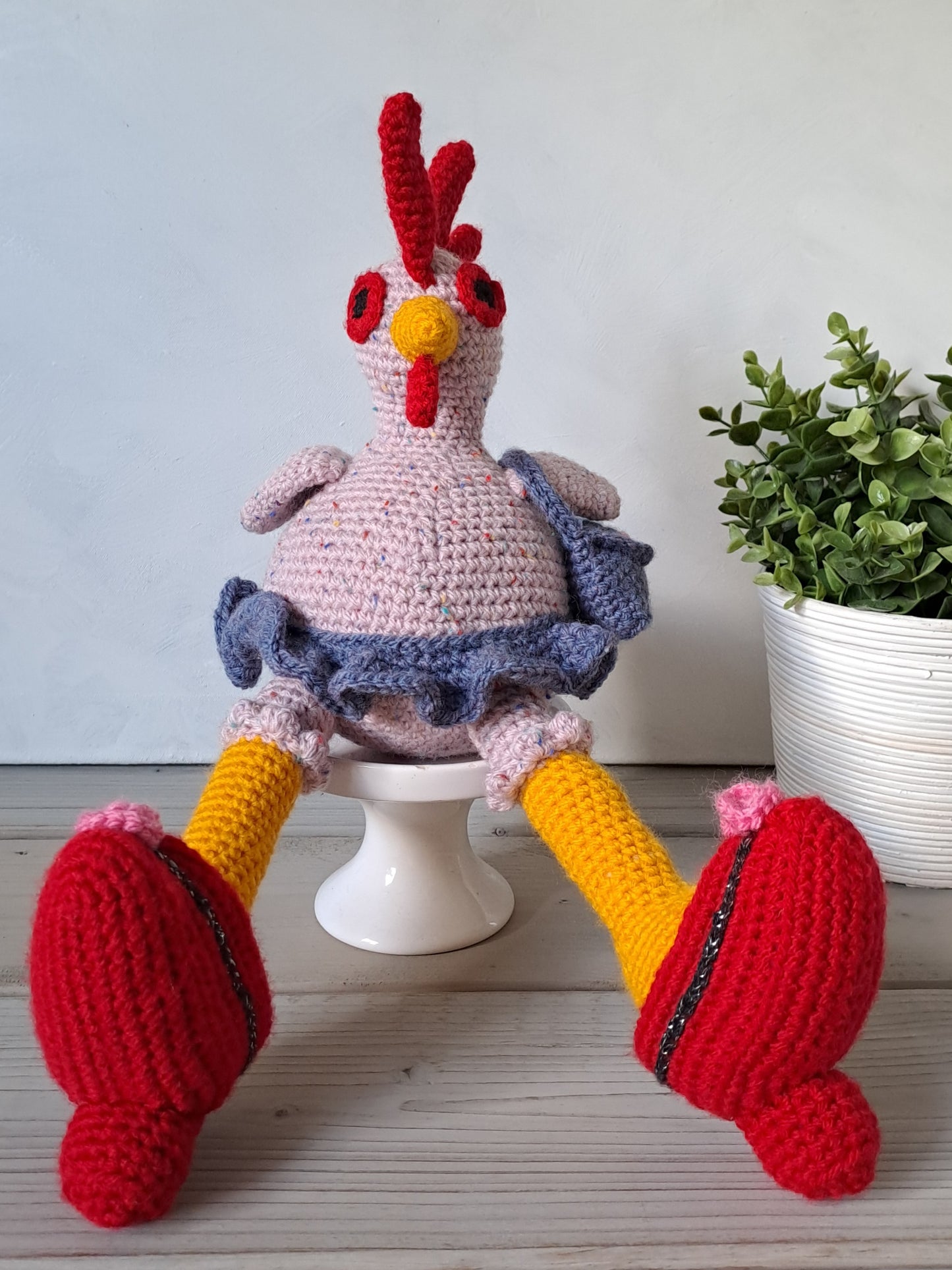 Kip met pumps en handtas