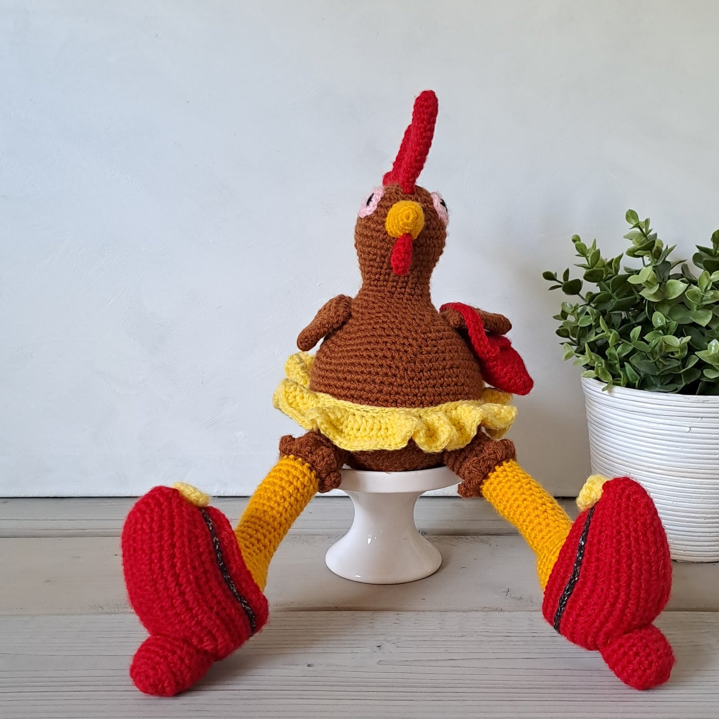 Kip met pumps en handtas