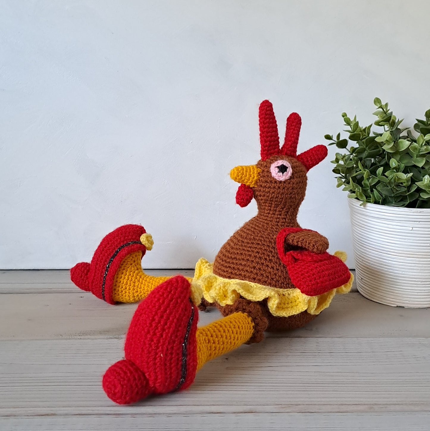 Kip met pumps en handtas