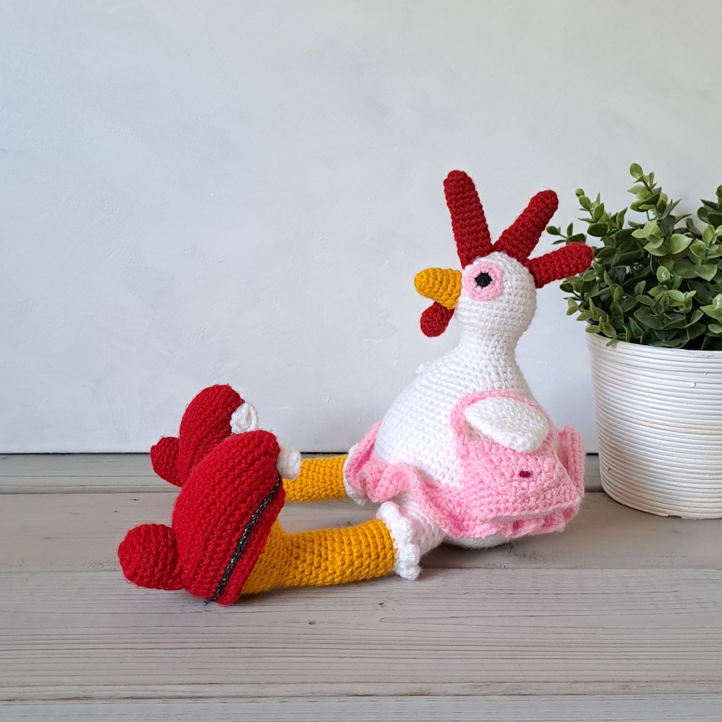 Kip met pumps en handtas