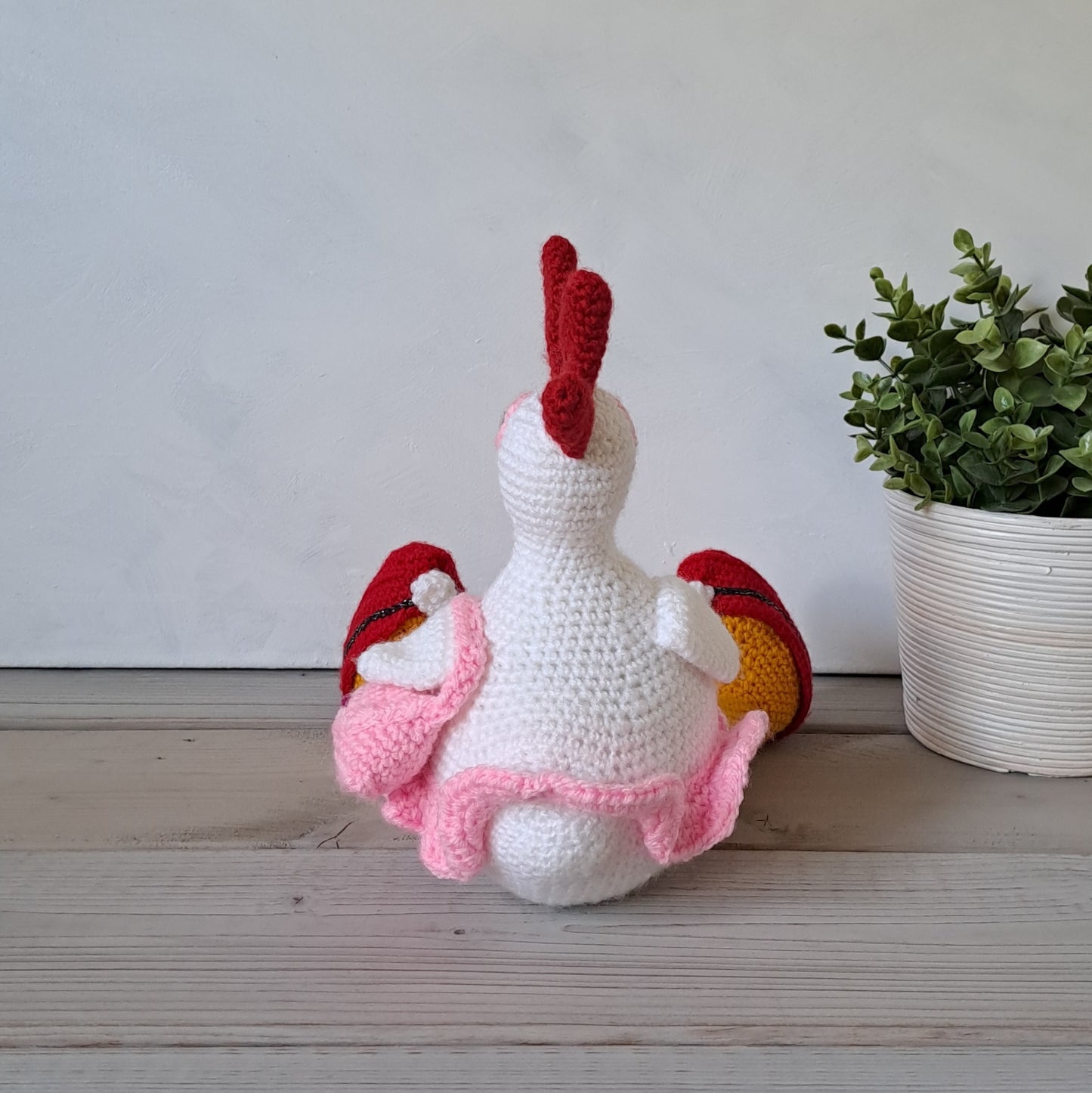 Kip met pumps en handtas