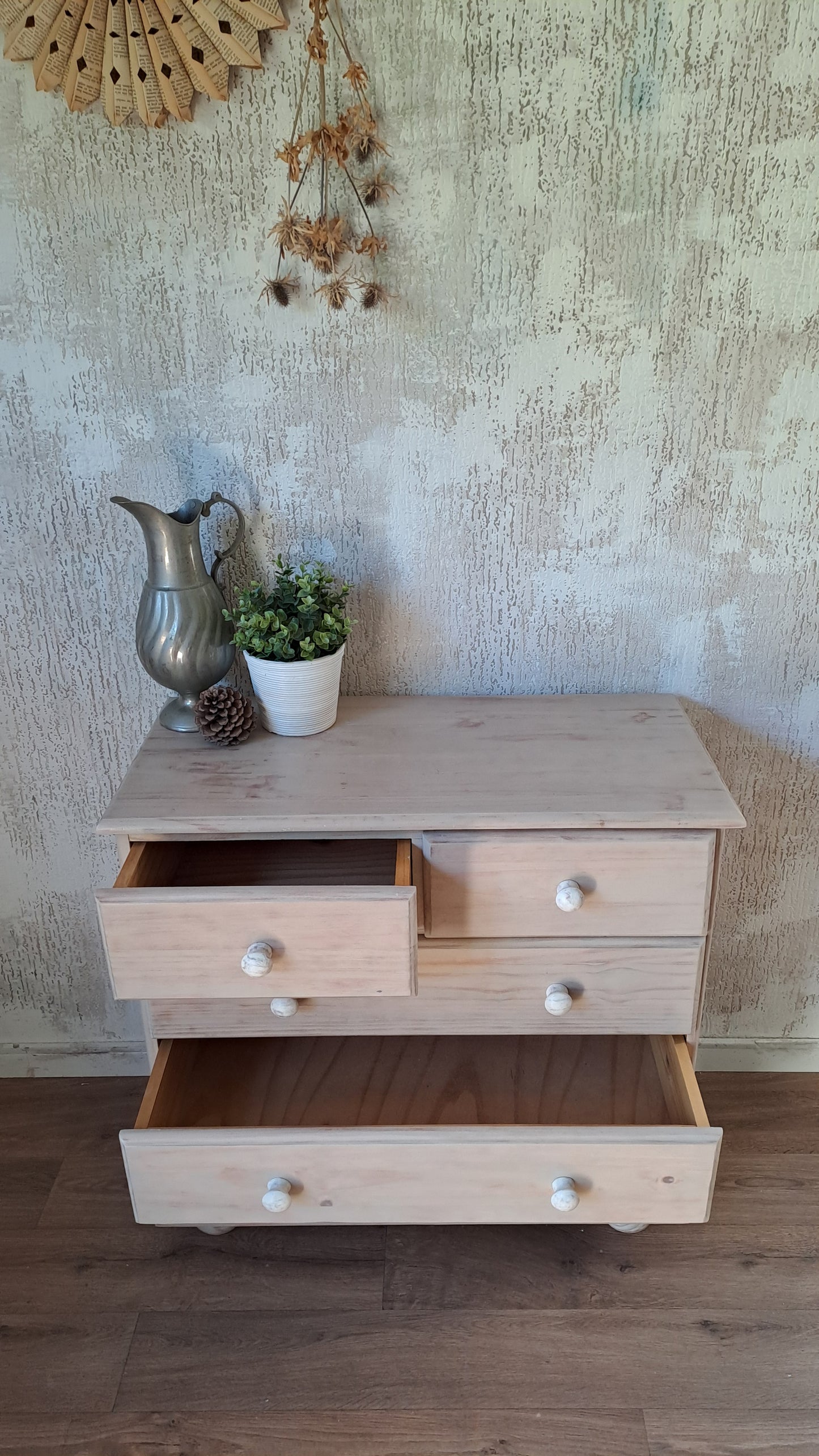 Blank houten ladekastje