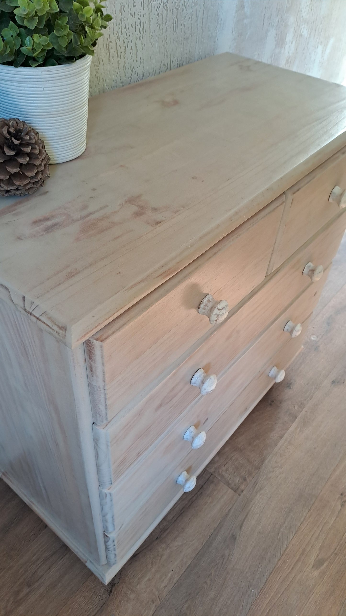 Blank houten ladekastje