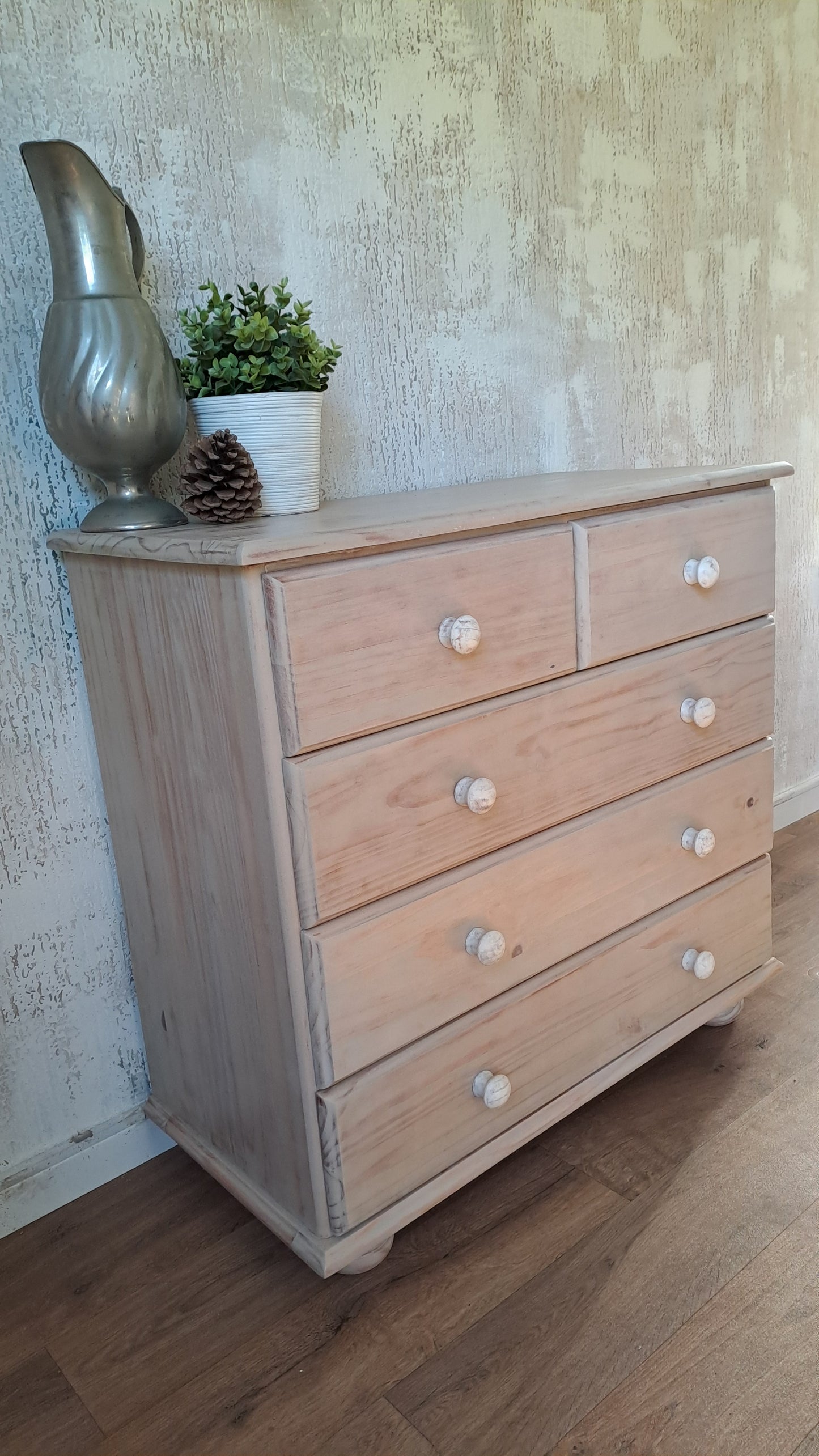 Blank houten ladekastje