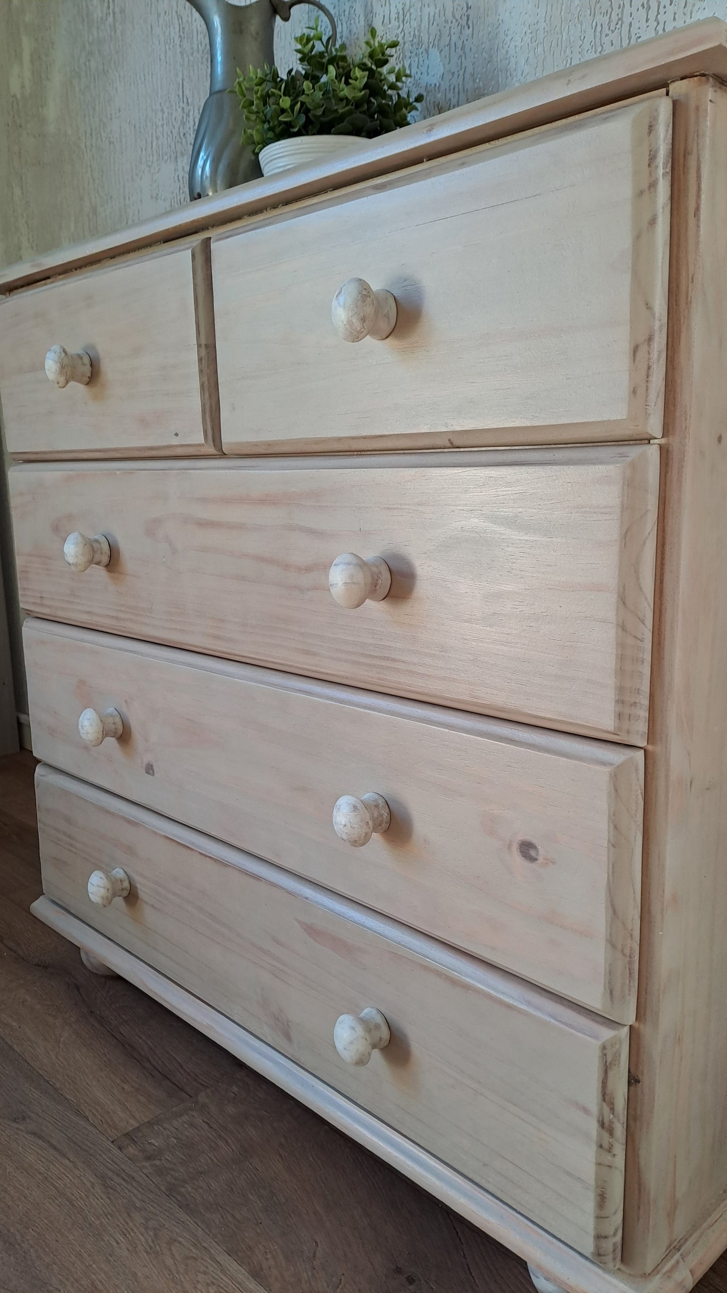 Blank houten ladekastje