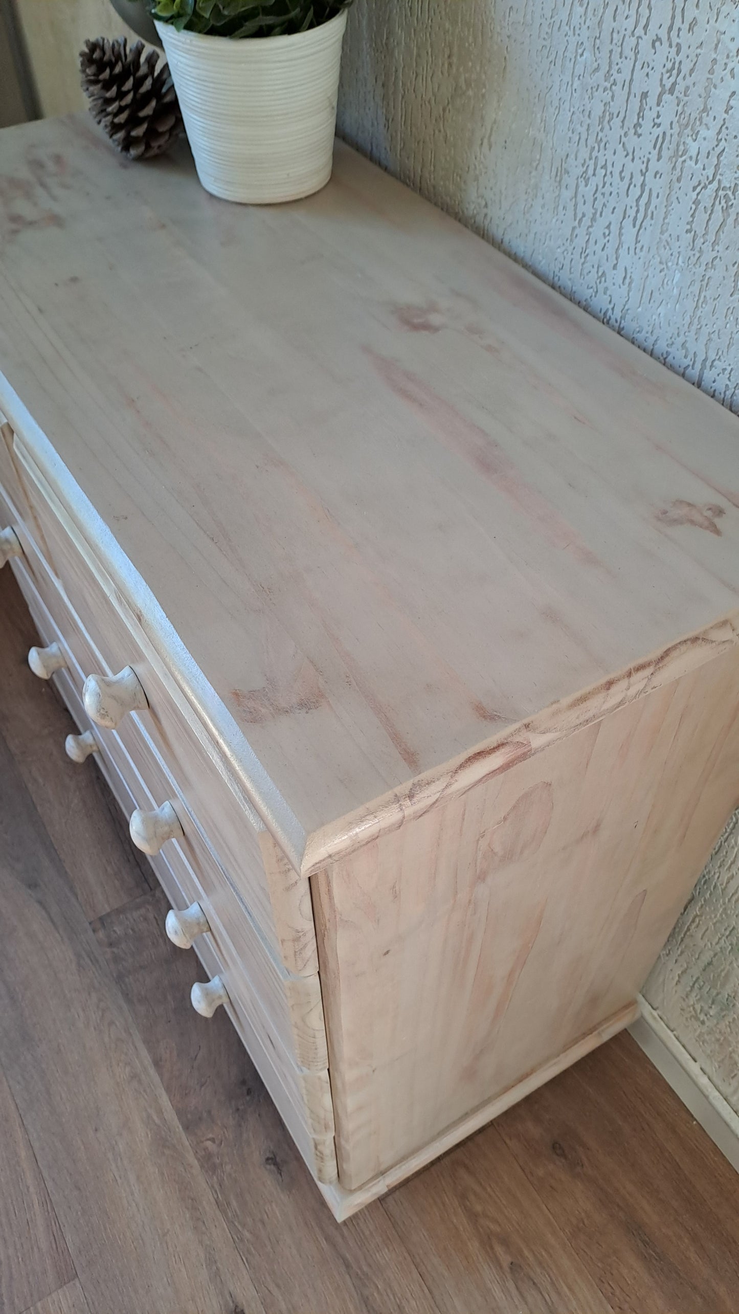 Blank houten ladekastje