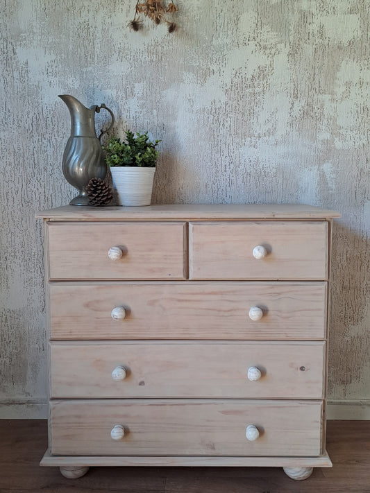 Blank houten ladekastje