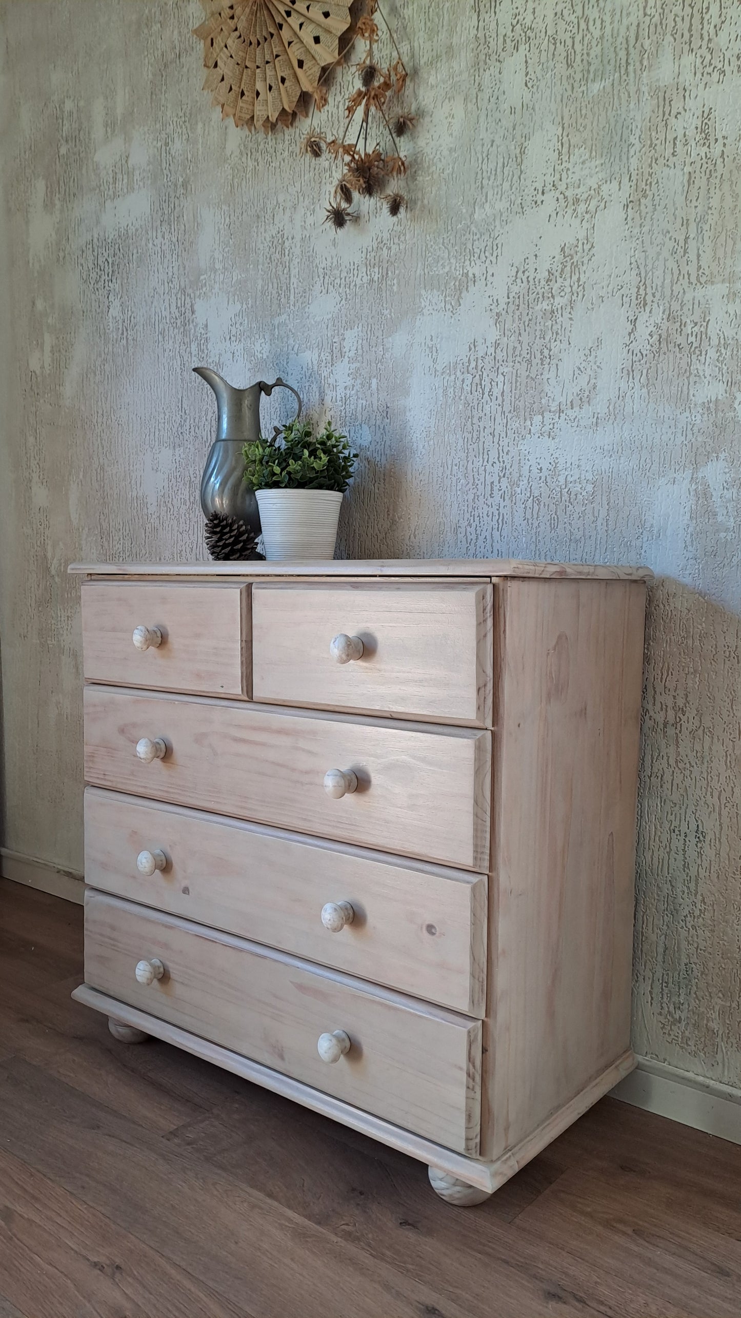 Blank houten ladekastje