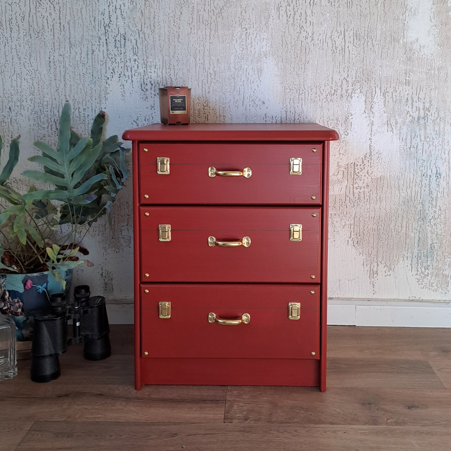 Nachtkastje rood kofferlook