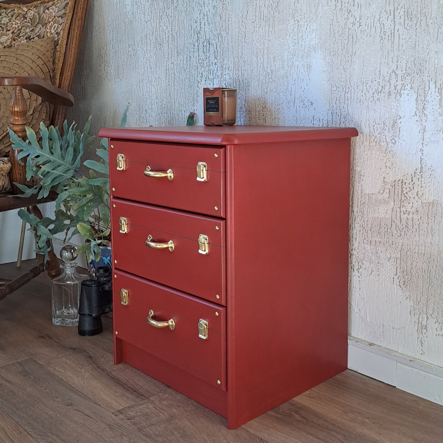 Nachtkastje rood kofferlook