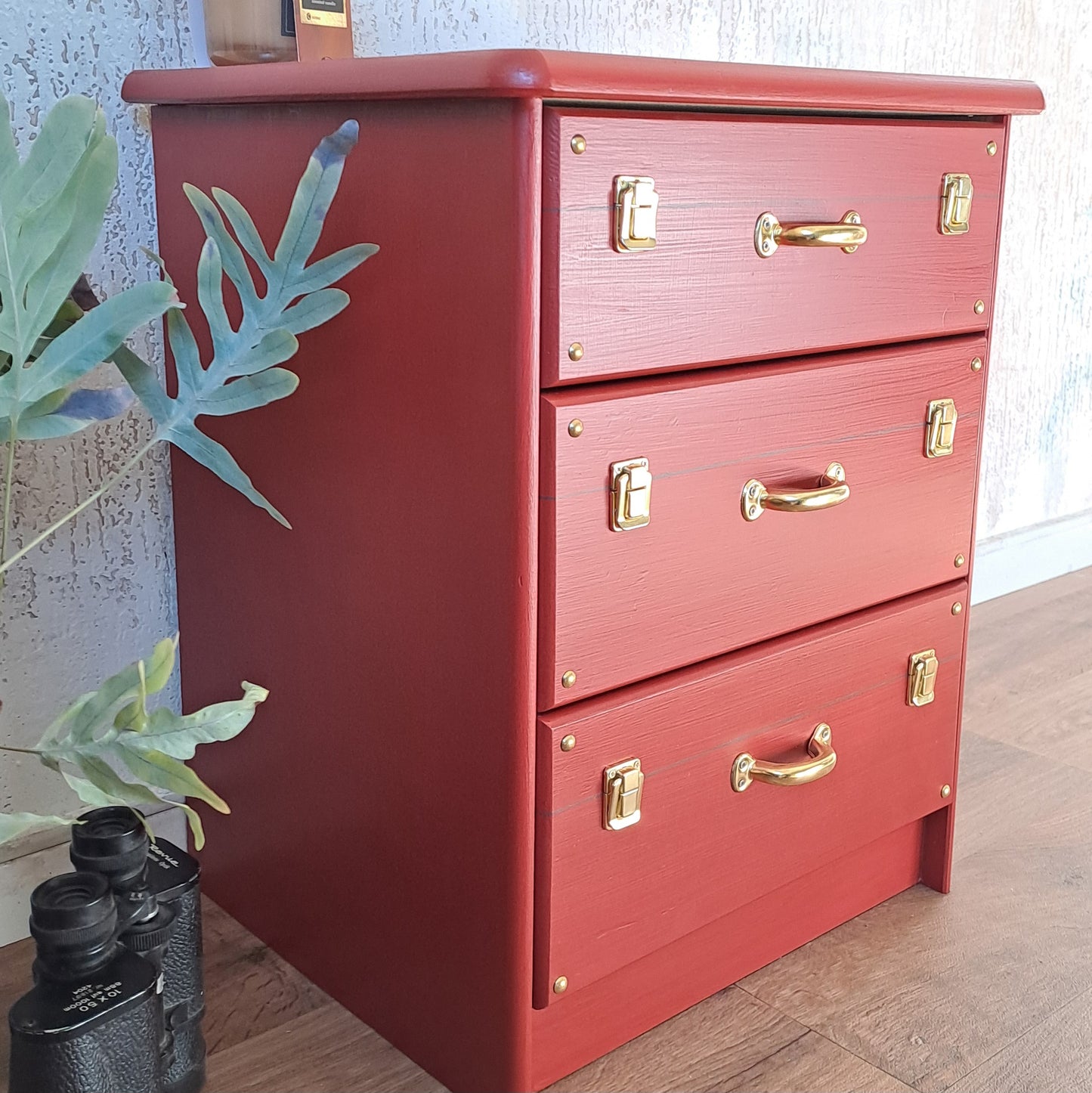 Nachtkastje rood kofferlook