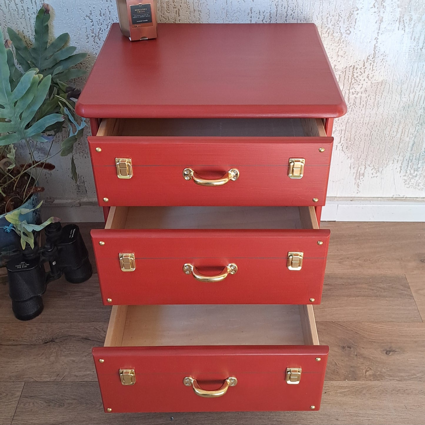 Nachtkastje rood kofferlook