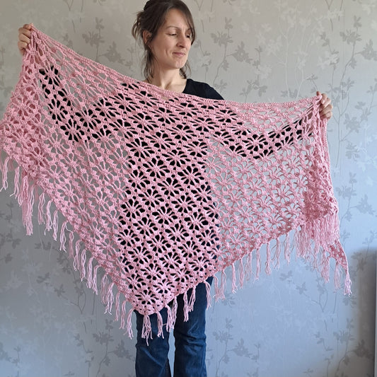 Haakpatroon Brede omslagdoek met kantrant Haakpatroon Brede omslagdoek met kantrant
